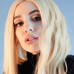 salt by ava max